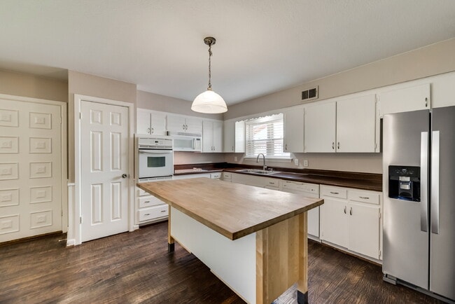 Building Photo - Gorgeous 2 Bed, 2 Bath Lochwood Home!