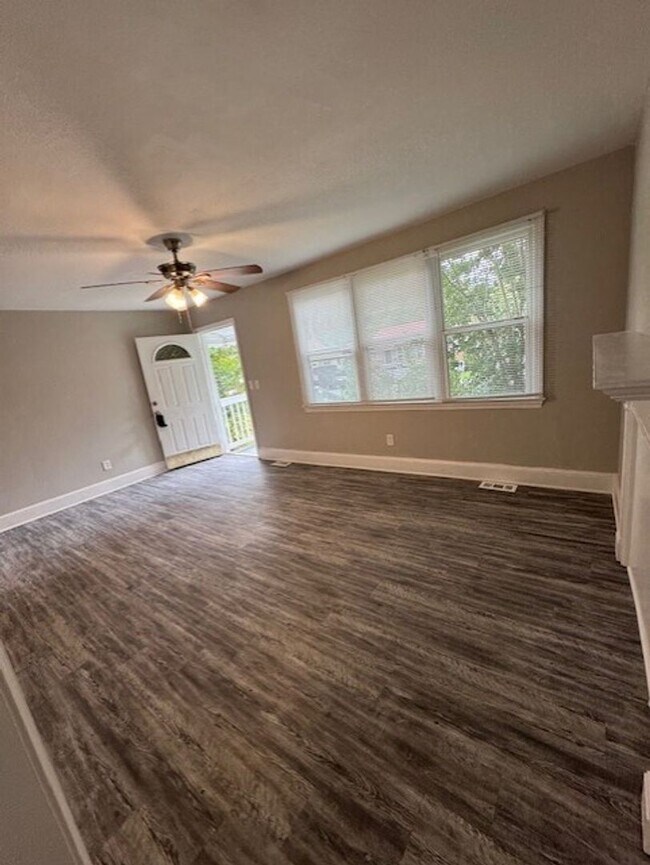 Building Photo - 3 Bedroom 1 bath  Remodeled Home
