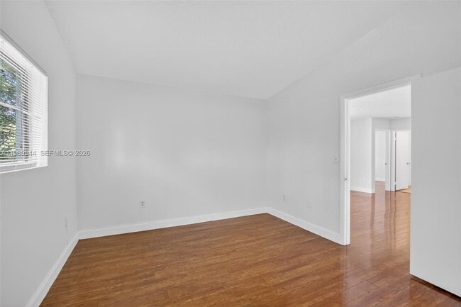 Building Photo - 400 Palm Cir W