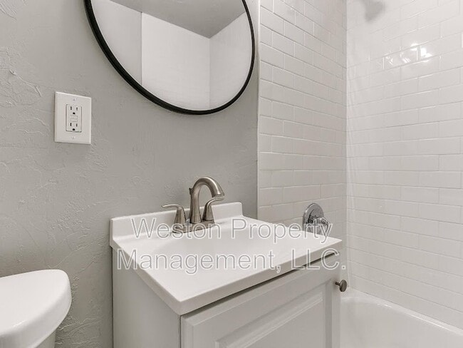 Building Photo - 5721 SE 8th St