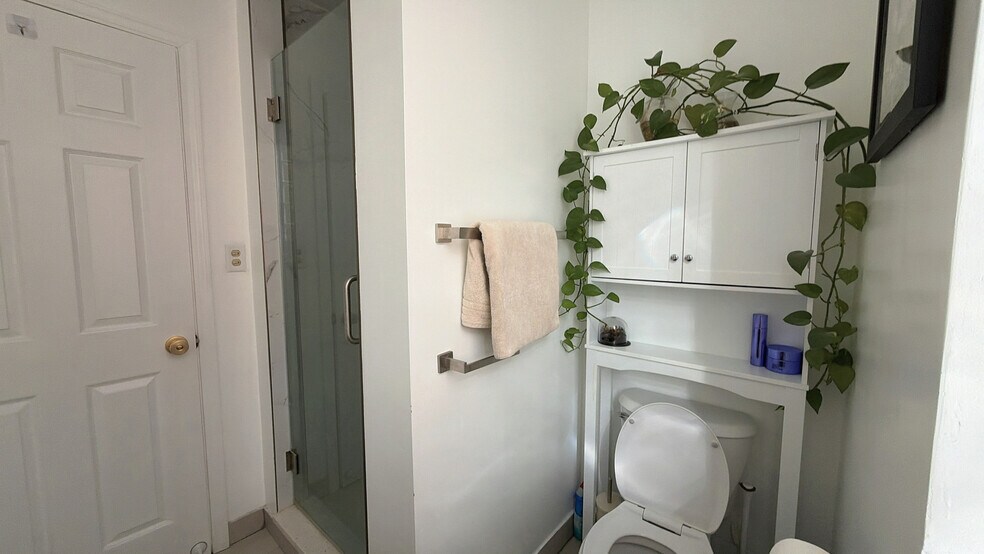 Bathroom - 1032 W 31st Pl