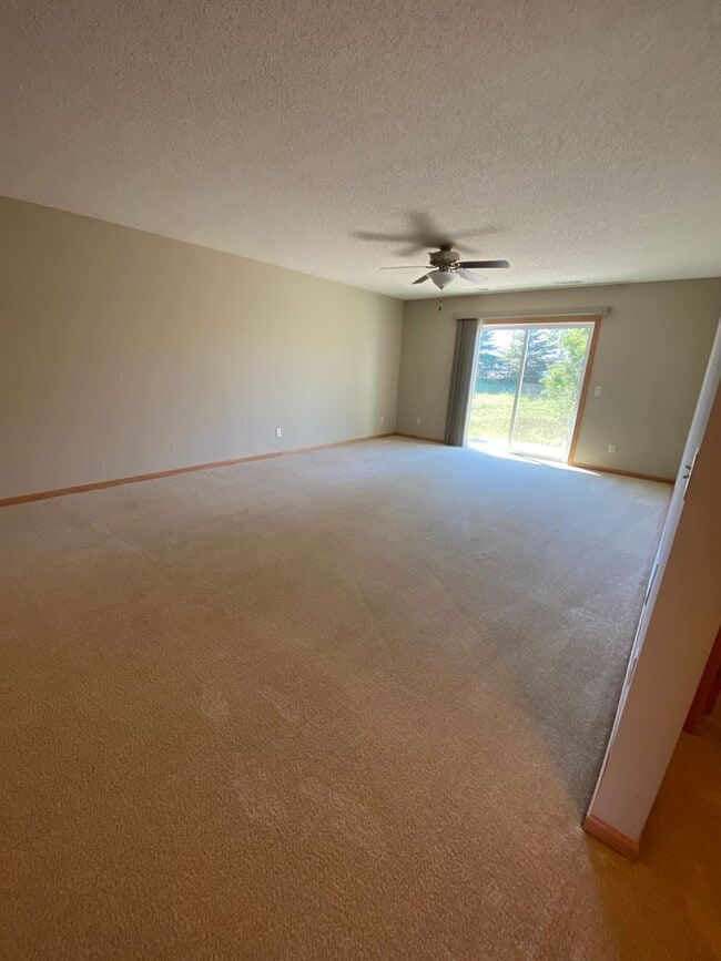 Building Photo - 2 Bedroom Townhome