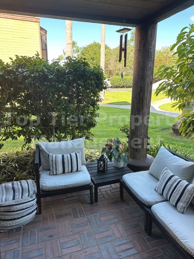 Building Photo - **Beautiful, Fully-Furnished 2 bed / 2.5 b...