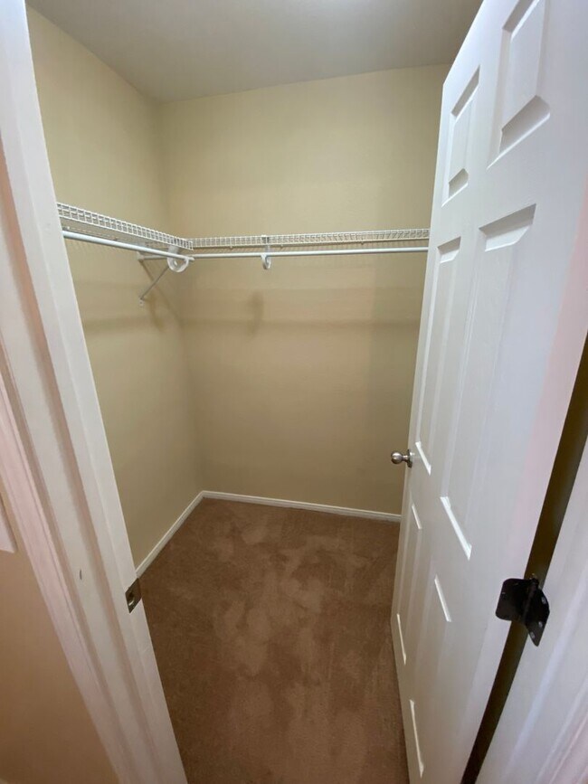 Building Photo - Wonderful 3 bed/2.5 bath home located in the South End of Vegas