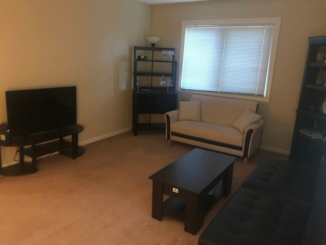 Building Photo - 1015 Oakcrest St