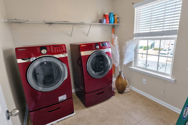 Building Photo - Large fenced yard corner lot - 4 Bedroom home in Moss Grove Plantation