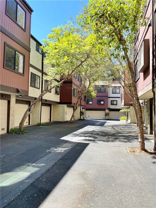 Building Photo - 21931 Burbank Blvd