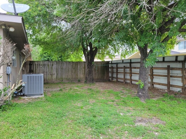 Building Photo - One story, 3 bedroom duplex available!