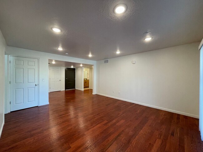 Building Photo - Remodeled 2 Bedroom 2 Bathroom Condo Near BYU