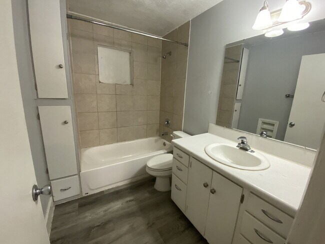 Building Photo - "Spacious 2-Bed, 2-Bath Townhome in Saint George"