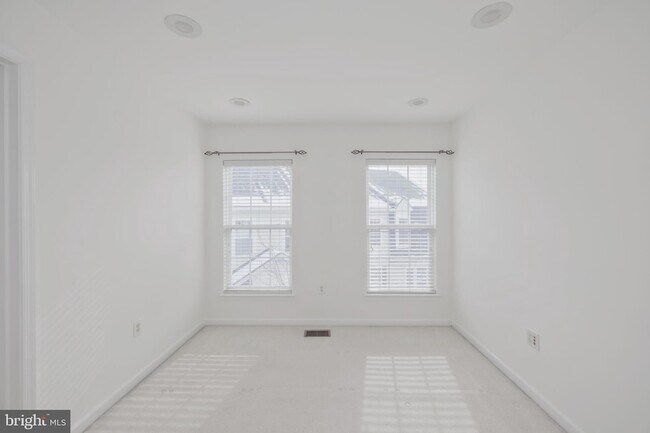 Building Photo - 5108 English Terrace