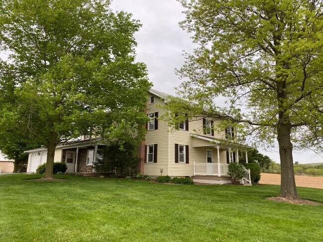 Building Photo - Coming soon! 4 Bedroom Farmhouse for Rent in Shippensburg