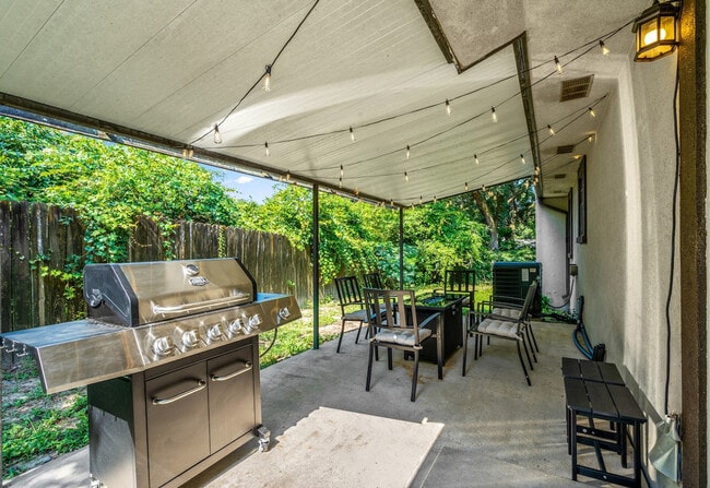 Building Photo - 2001 N 61st Ave