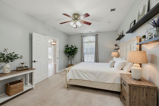 Building Photo - Wonderful 2 bedroom 2 bath Condo End Unit in Great Carmel Location!