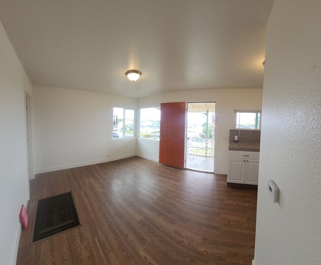 Building Photo - Views of Morro Bay in this cozy hillside cottage!