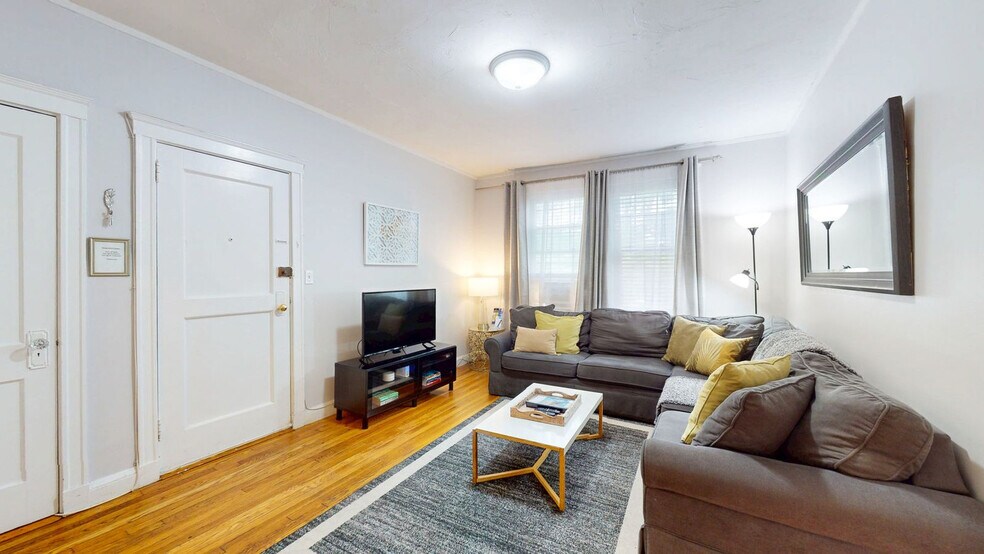 Primary Photo - 169 Kent St