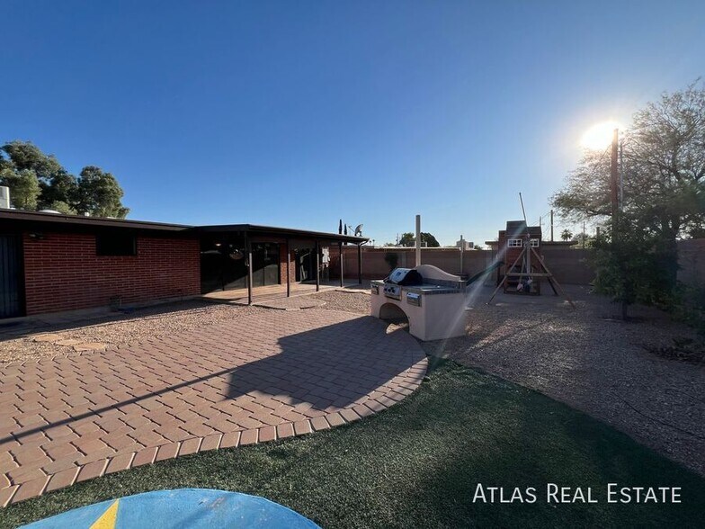 Building Photo - 1002 S Seco Pl