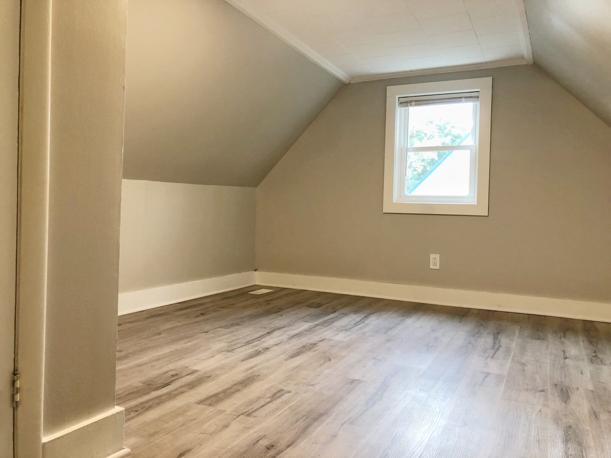 Bedroom 2 (Upstairs) - 102 Fruit St
