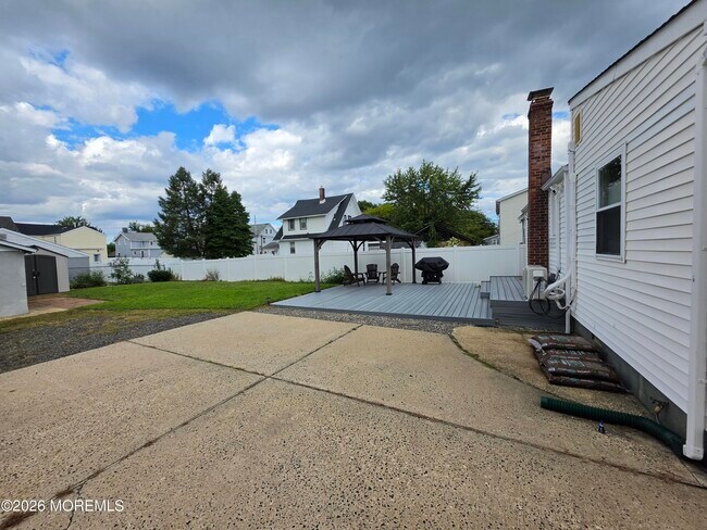 Building Photo - 163 2nd St
