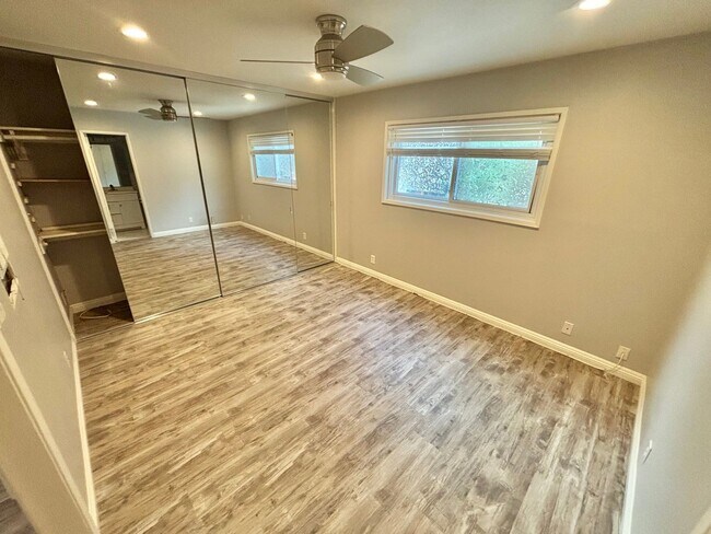 Building Photo - Renovated 1 Bedroom, Walk to Beach, W/D