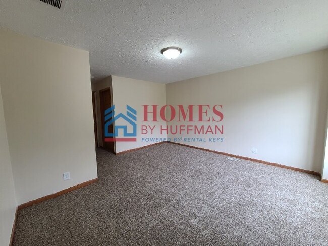 Building Photo - Three Bedroom Townhouse | Two Bath | Chand...