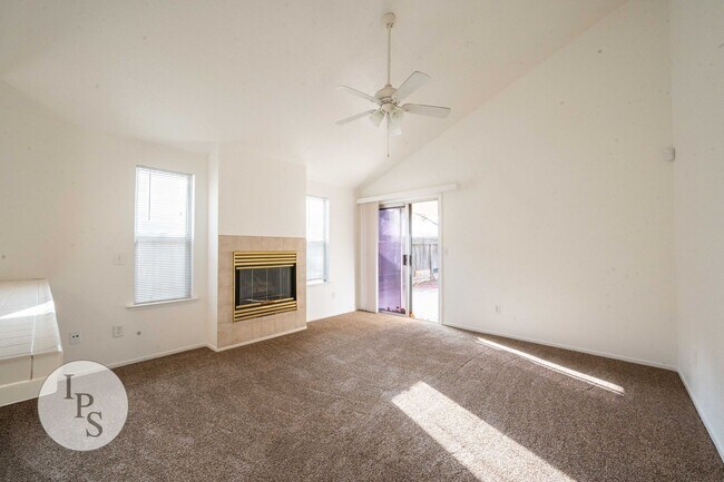 Building Photo - North West Fresno Home, 3BR/2BA, Lots of Amenities