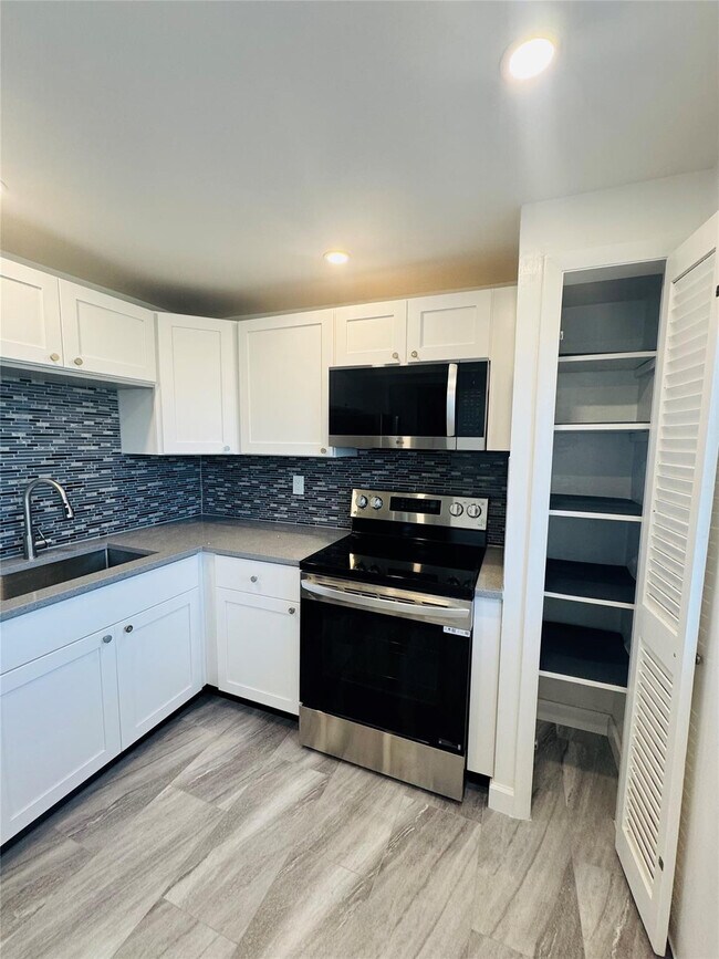 Building Photo - 1701 NE 191st St