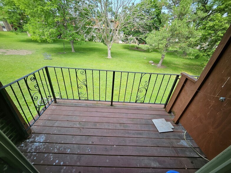 Building Photo - 580 Hill Dr