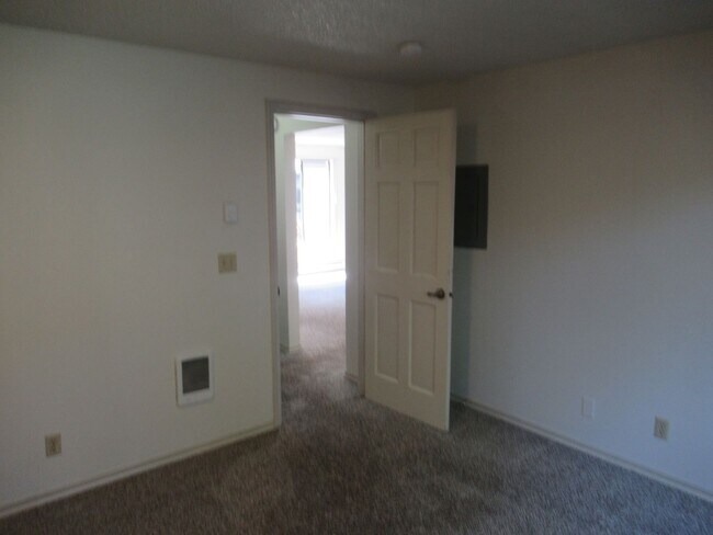 Building Photo - Two Bedroom Apartment by Bush Park