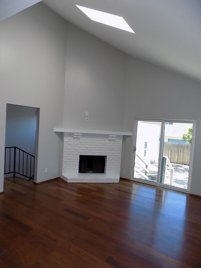 Building Photo - 3 Bedroom/2 Bathroom Craftsman | Master wi...