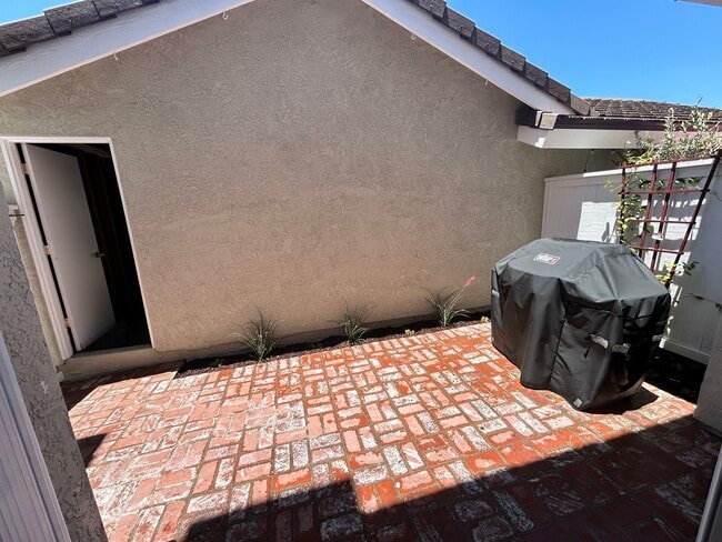 Building Photo - 340 Fallingstar