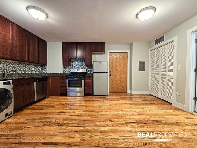 Building Photo - 550 W Arlington Pl