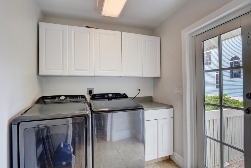 Building Photo - 5731 Marimin Dr