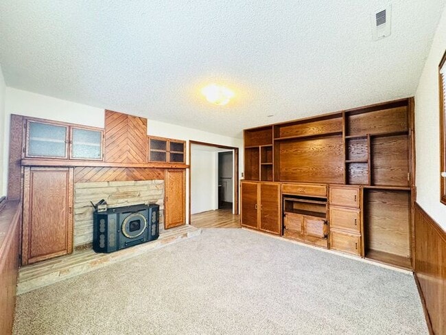 Building Photo - 3 Bedroom 2 Bath Tri-Level Home with 2 car...
