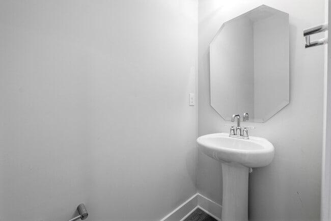 Building Photo - 644 W End Dr