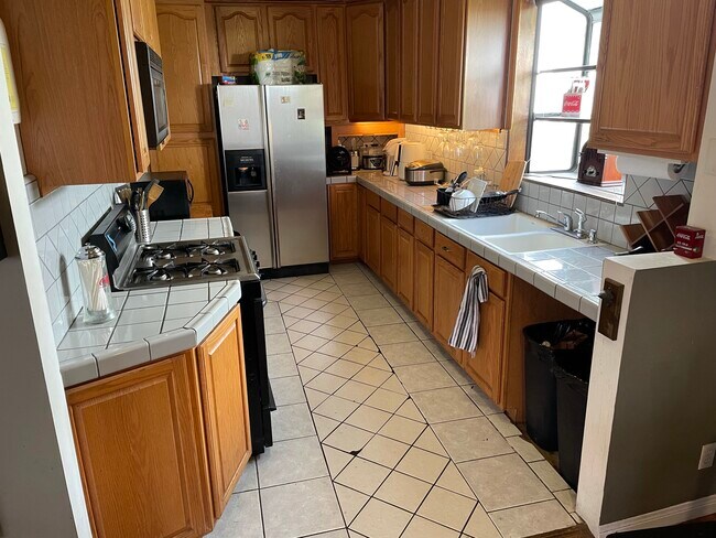 Building Photo - 1513 N Catalina St