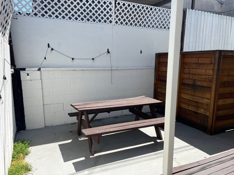 Building Photo - 1114 4/5 Tamarind Ave