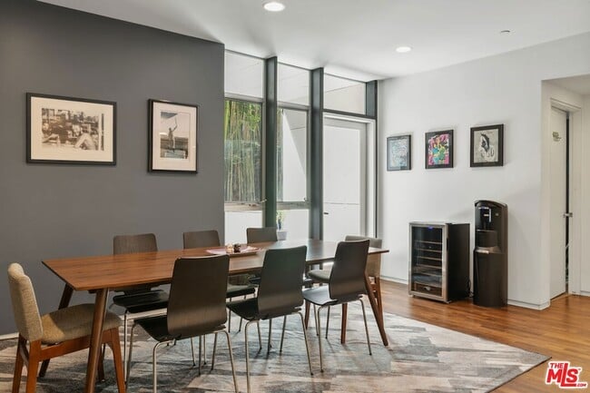 Building Photo - 825 Kings Rd