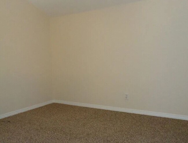 Building Photo - 2 weeks free rent. Detached 4 Bedroom Home...
