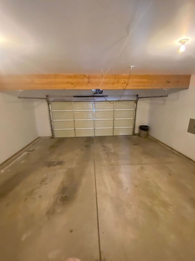 Building Photo - Single Family home - 2 story