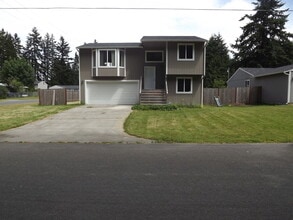 Building Photo - Wonderful Split-Level 3 bedroom 2 bath hom...