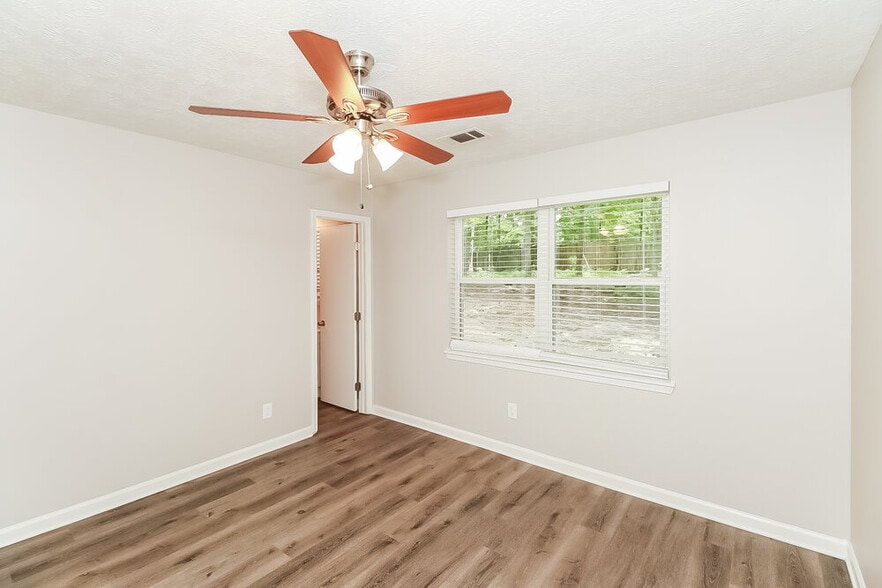 Building Photo - 300 N Meade Dr