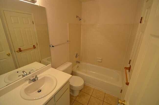 Building Photo - $500 OFF MOVE IN SPECIAL-  2BD/2BA with in unit washer/dryer