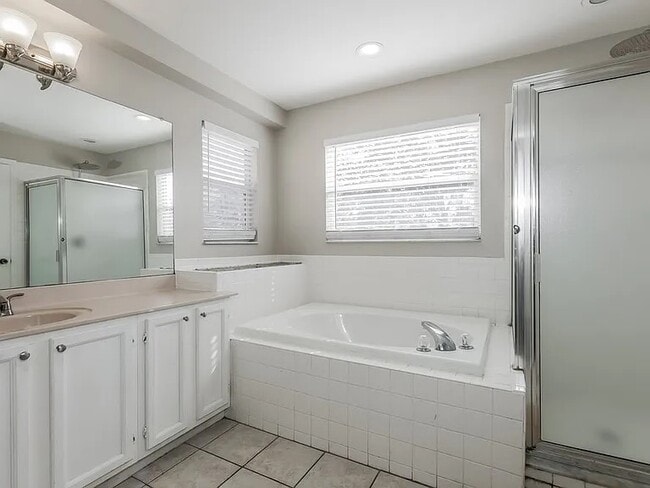 Building Photo - 902 S Kingsway Rd