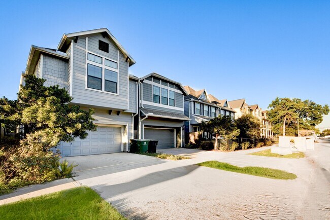 Building Photo - Beautiful Home Right on Durham Drive!