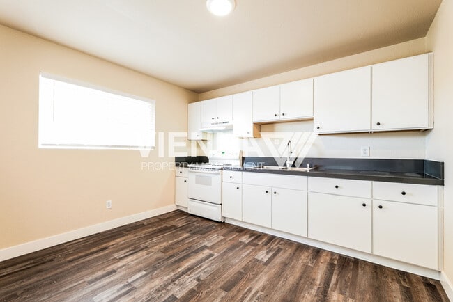 Building Photo - 500 4th St