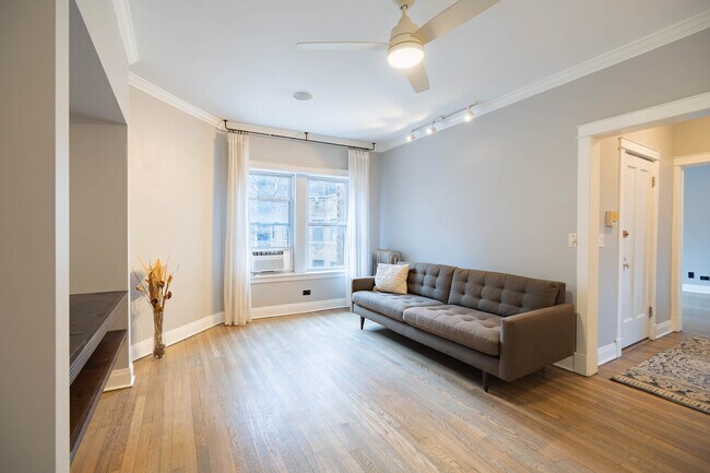 Building Photo - 536 1/2 W Cornelia Ave