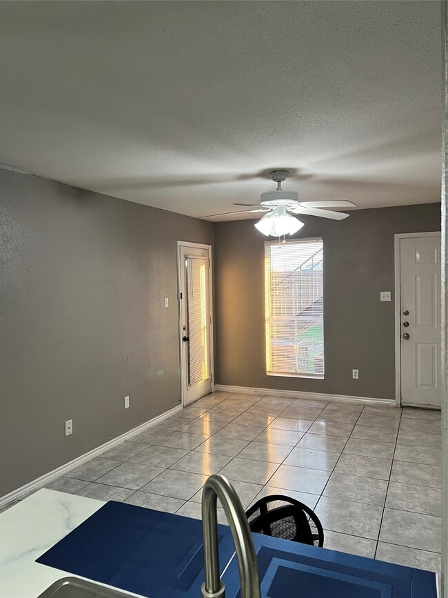 Building Photo - 3900 Woodchase Dr