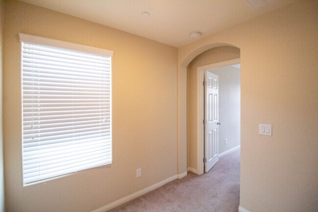 Building Photo - GUARD GATED 3 BD 2.5 BTH HOME IN HENDERSON