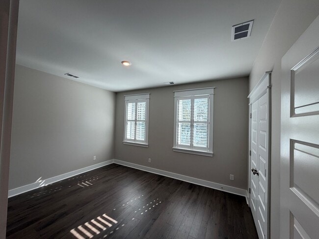 Building Photo - Midtown Townhouse